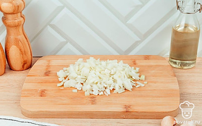 Мелко нарежьте лук.