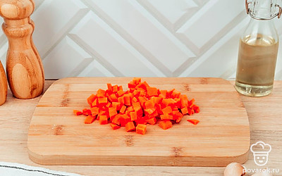 Нарежьте кубиками морковь и чеснок.