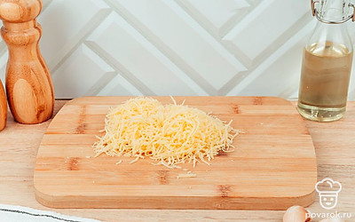 Натрите сыр на крупной терке.