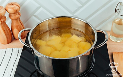 Отварите картофель.