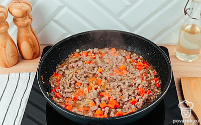 Добавьте мед. Перемешайте и обжарьте все ингредиенты.