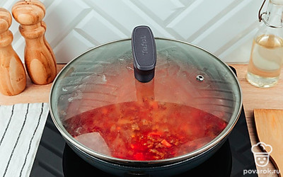 Добавьте томатную пасту, соевый соус и куриный бульон. Накройте сковороду крышкой