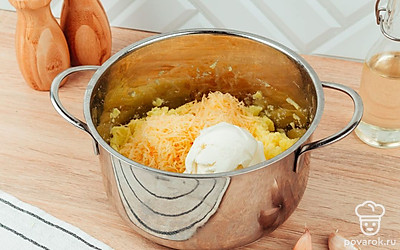 Слейте отваренный картофель. Разомните картофель, добавьте тертый сыр и творожный сыр.Перемешайте все ингредиенты в кастрюле до состояния пюре. Добавьте соль и черный молотый перец по вкусу.