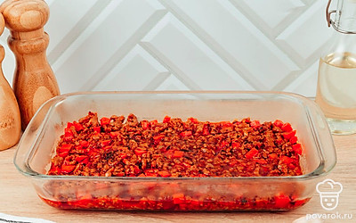 Возьмите форму для запекания, выложите в нее содержимое сковороды.