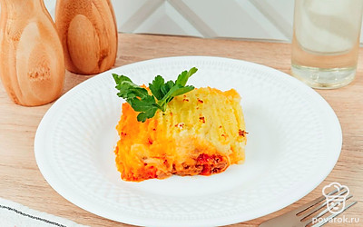 Разрежьте запеканку на порции и выложите на красивую тарелку. Украсьте листьями свежей зелени и подавайте к столу. Приятного аппетита!