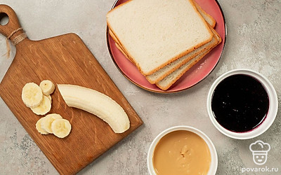 Подготовьте необходимые продукты. Банан очистите, нарежьте круглыми дольками. Подготовьте противень. Включите духовку на 180 градусов.