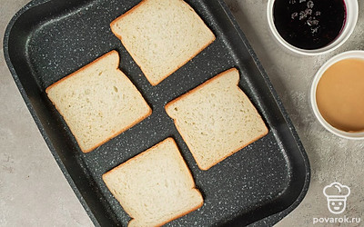 Обжарьте хлеб. На сухой противень выложите хлеб и поставьте в духовку на 10 минут.