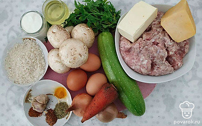 Из свинины сделайте фарш при помощи мясорубки. Вымойте и высушите все овощи, подготовьте посуду и рукав для выпечки.