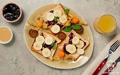 Тосты с арахисовой пастой подайте со стаканом свежевыжатого апельсинового сока.