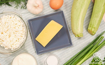 Для запеченных кабачков понадобится много зелени и очень важно хорошо ее промыть, так как в пушистой части укропа и петрушки могут прятаться мелкие насекомые. Для этого замочите зелень в глубокой миске с водой на 20-30 минут, а затем тщательно стряхните воду. Очистите от шелухи чеснок. Помойте яйцо.