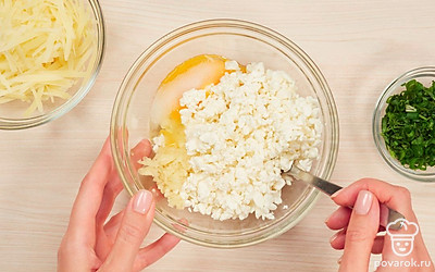 Приготовьте начинку. Чистую зелень укропа, петрушки и лука измельчите кухонным ножом, предварительно удалив у петрушки и укропа стебли. Чеснок выдавите через пресс. В глубокой миске соедините творог, куриное яйцо, зелень, чеснок и соль. Начинку хорошо перемешайте.