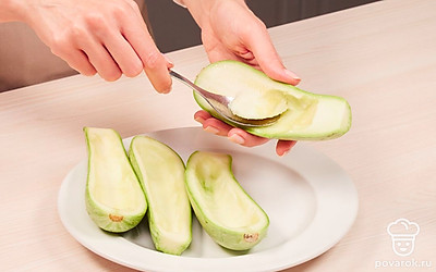 Подготовьте кабачки. Кабачки вымойте, подсушите полотенцем и разрежьте вдоль пополам. С помощью чайной ложки аккуратно выньте из половинок кабачков середину и семечки.