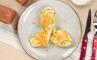 Кабачки, фаршированные творогом и зеленью, подавайте к столу немного остывшими, со сметаной в отдельном соуснике. Такие кабачки хороши как самостоятельная закуска или легкий перекус.