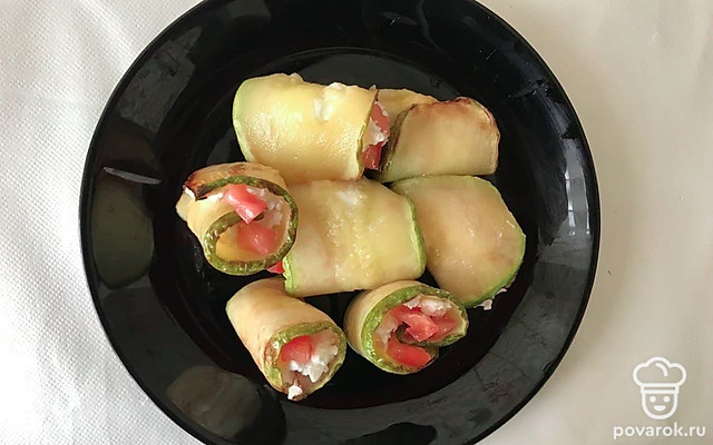 Рулетики из кабачков с фетаксой и помидором — Рецепт с фото