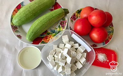 Кабачки и помидоры промойте. У кабачков срежьте хвостики. У помидоров удалите плодоножки.