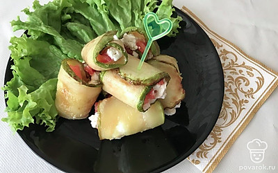 Подавайте рулетики из кабачков с фетаксой и помидором, украсив их сверху рубленой зеленью или половинками оливок и маслин. Эта закуска станет отличным дополнением к горячим мясным и рыбным блюдам.