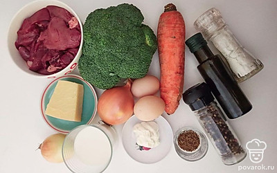 Промойте и разберите на соцветия брокколи. Почистите лук и морковь. Лук нашинкуйте ломтиками, а морковь натрите на крупной терке. Промойте печень, удалите все прожилки и нарежьте на средние кусочки. Натрите сыр на мелкой терке. Разогрейте духовку до 180 ℃.