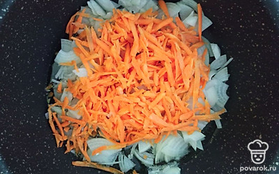 Подготовьте кастрюлю с водой, посолите и отварите брокколи в течении 5 минут. Затем откиньте на дуршлаг, чтобы стекла вода. Подготовьте сковороду с оливковым маслом и обжарьте лук и морковь.