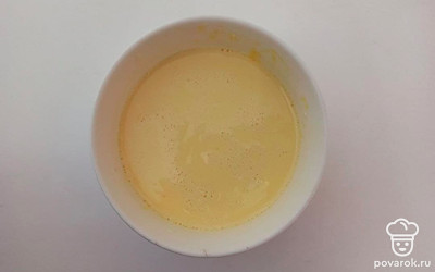 Как только влага испарится, убавьте огонь, чтобы овощи тушились. Посолите, поперчите и добавьте тимьян по вкусу. Добавьте в сковороду печень и тушите еще 10 минут. Сделайте заливку. Для этого в миске смешайте яйца, сметану, соль и молоко. Хорошо взбейте.