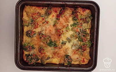 Подготовьте форму для запекания, на дно положите печень с овощами и равномерно распределите (если есть лишний сок, то его лучше слейте). Сверху добавьте брокколи и залейте заливкой. Посыпьте сверху сыром. Отправьте в духовку на 30 минут.