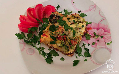 Нарежьте запеканку на квадратики порционно. Украсьте блюдо веточками свежей зелени. Также нарежьте помидоры и огурцы или сделайте овощной салат.