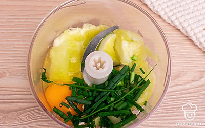 В емкость блендера положите вырезанную серединку кабачка, измельченный зеленый лук. Разбейте куриное яйцо и добавьте его к ингредиентам. Тщательно перемешайте до получения однородной массы. Посолите по вкусу.