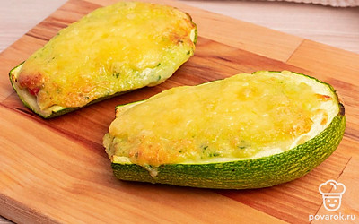 Запекайте кабачки с сосисками в духовке 30 минут при температуре 180 С. Затем вытащите и слегка остудите.