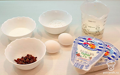 Предварительно помойте и просушите бумажными полотенцами изюм и другие сухофрукты. Разогрейте духовку до 180 градусов.