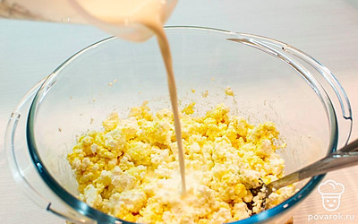 Добавьте молоко и снова перемешайте творожную массу.