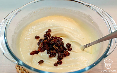 Добавьте простой и ванильный сахар, крахмал и снова перемешайте. Вмешайте в творожную массу изюм, цукаты и любимые сухофрукты.