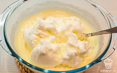 Достаньте белки из холодильника и взбейте их до пиков. Добавьте белки в творожную массу и аккуратно перемешайте, чтобы белки не опали.