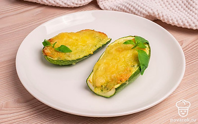 Положите запеченные кабачки с сосисками на тарелку и подавайте к столу. Готово!