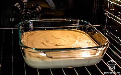 Поставьте запеканку в разогретую до 180 градусов духовку. Выпекайте 60 минут до образования золотистой корочки.