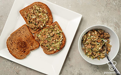 Сделайте тосты. Выложите печень в миску, добавьте одно тертое яйцо, тертый желток и огурец. Поперчите и разомните продукты до однородной массы. Выложите готовую начинку на поджаренный хлеб.