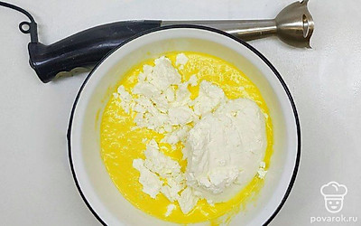 Растопите масло, вылейте его в миску. Добавьте манку, сахар, ванилин, сметану, яйца и творог. Перебейте все в одну массу погружным блендером.