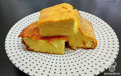 Подайте запеканку нарезанной на красивые куски. Посыпьте пудрой. Подайте к ней сметану, варенье или джем. Украсьте листиком мяты.