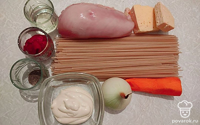 Высыпьте макароны с пачки, лук и морковь помойте и почистите, затем разрежьте сыр. Майонез и кетчуп поместите в отдельные емкости. Филе разместите в тарелке, а соль и перец насыпьте в емкости.