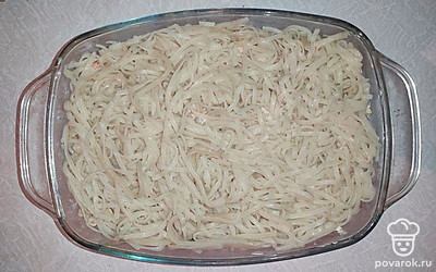 Морковь порежьте кружочками, затем куриное филе порежьте сначала вдоль, потом поперек, чтобы получились мини-квадратики. Посолите и поперчите. Нарежьте лук полукольцами и обжарьте на подсолнечном масле до золотистого цвета к луку добавьте филе, жарьте до полуготовности. Отварите спагетти до полной готовности. В форму для запекания отправьте половину филе с луком и морковь. Поверх высыпьте сваренные спагетти, затем смажьте кетчупом. Второй слой лука с филе смажьте майонезом и высыпьте остатки макарон.