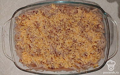 Отправьте блюдо в духовку на 20 минут, температура 180 градусов. За 5 минут до готовности засыпьте мелко натертый сыр.