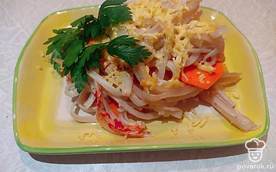 Поместите блюдо в плоскую тарелку и посыпьте зеленью.