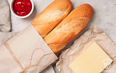 Подготовьте продукты для багета с кетчупом. Сыр натрите на крупной терке.