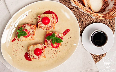 Подавайте закуску из багета с кетчупом в горячем или теплом виде.