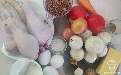 Помойте морковь, лук, шампиньоны и чеснок. Отрежьте кусок сыра и положите в тарелку, насыпьте соль, кориандр и черный перец на тарелку. Насыпьте гречку в мерный стакан, а куриные бедра разместите в тарелке.