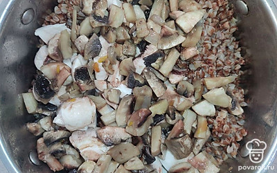 Отправьте гречку в кастрюлю и залейте ее 450 мл горячей воды, посолите и варите примерно 10 минут. Откиньте крупу на дуршлаг и слейте воду. Пока варится гречка промойте куриные бедра, снимите с них кожу и вырежьте косточки. Филе нарежьте мелкими кубиками, затем выложите их в миску, добавьте горчицу, соль, молотый перец и перемешайте.