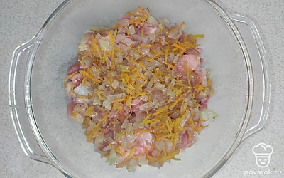 В форму для запекания выложите курицу. Лук очистите, промойте и нарежьте крупными кубиками. В сковороде разогрейте растительное масло, выложите туда лук и пассеруйте на среднем огне до прозрачности.