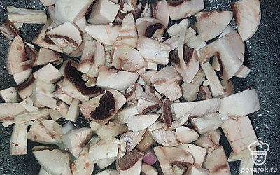 Выложите грибы в сковороду, в которой обжаривались лук с морковью, при необходимости добавьте масло. Обжаривайте грибы 8-10 минут, чтобы выпарилась жидкость, добавьте кориандр.