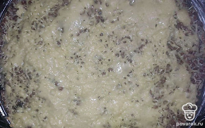 Заливкой равномерно покройте гречку и отправьте форму в разогретую до 180 градусов духовку. Запекайте гречку с грибами, курицей и овощами 25-30 минут, почти до готовности. Сыр натрите на крупной терке, затем достаньте форму и посыпьте блюдо тертым сыром. Возвращаем форму с запеканкой в духовку на 10 минут, до расплавления сыра. Запеканку достаньте из духовки и дайте немного постоять.