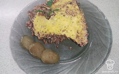 Подайте блюдо на плоской тарелке предварительно, посыпав запеканку зеленью.