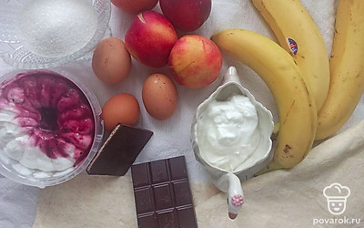 Выньте все продукты для теста из холодильника и позвольте им нагреться до комнатной температуры. Подготовьте пергамент для выпечки и посуду для водяной бани. Сметану и сливки для крема, наоборот, охладите.