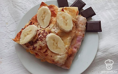 Перед подачей на стол позвольте запеканке слегка остыть, аккуратно выньте ее из формы, разрежьте на кусочки и посыпьте шоколадной крошкой. Подайте к запеканке чай, кофе или какао.